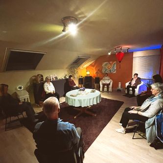 med avond 3___serialized1 meditation room with people